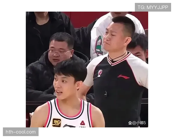 身体冲撞是否构成犯规?关键看是否符合合理对抗规则 身体冲撞是否构成犯规?关键看是否符合合理对抗规则